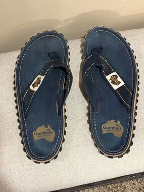 Like New Gumbies Islander Canvas Flip Flop in dark denim. size L